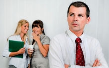 Biết mặt không biết lòng: Quan hệ có tốt đến đâu cũng KHÔNG khoe 3 thứ này trước mặt đồng nghiệp, kẻo sơ sẩy sẽ thua một trận lớn đấy!