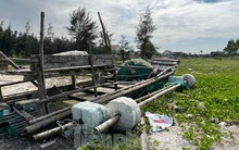 Ngổn ngang ‘nghĩa địa’ bè mảng ở bờ biển Nghệ An