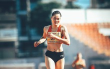 VĐV điền kinh thắp đuốc tại Lễ khai mạc SEA Games 31: 17 tuổi đã phá kỷ lục, bất ngờ nhận được 3 HCV châu lục chỉ trong 1 năm