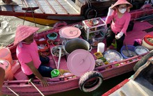 Độc đáo chiếc ghe 'full' hồng trên chợ nổi Cái Răng