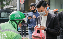 Hà Nội mưa lớn kéo dài, dân văn phòng mệt mỏi vì thời tiết, khốn đốn vì combo giá xăng - xe ôm - ship - đồ ăn tăng cao