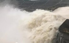 Thủy điện Sơn La và thủy điện Hoà Bình lần lượt mở cửa xả lũ