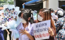 Mát lòng bởi hình ảnh người mẹ "quốc dân" cổ vũ con bằng tấm bảng và bó hoa toàn ảnh idol của con