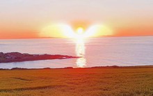 "Thiên thần" từ từ tung cánh trên biển giữa hoàng hôn gây xôn xao