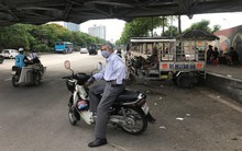 Giá xăng lập đỉnh mới, lái xe ôm, taxi, người bán hàng rong... 'khóc ròng'