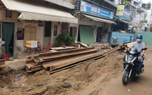 Hơn 100m đường gần sân bay Tân Sơn Nhất làm 2 năm chưa xong, mở cửa ra là thấy... ống cống