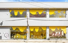 Tiệm gà rán ở Tây Ninh gây "sốt" trên tạp chí Mỹ nhờ thiết kế sặc sỡ, nổi bần bật giữa phố