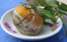 Vì sao trứng vịt lộn nhất định phải ăn kèm rau răm?