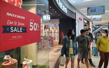 Hàng nghìn sản phẩm giảm 'sập sàn' giữa... bão giá