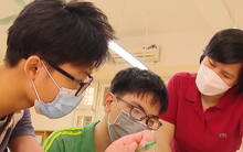 Học sinh lớp 8 chép bài thi giúp thí sinh bị gãy tay trong kỳ thi tuyển vào lớp 10