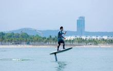 Chi trăm triệu chơi lướt ván lơ lửng trên mặt nước