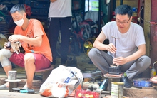 Gia đình ở phố cổ Hà Nội 2 đời "khám bệnh" quạt cổ: Cho thuê mặt bằng cũng được 60 triệu/ tháng nhưng quyết giữ nghề