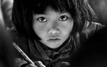 Cô bé nghèo miền núi với đôi mắt lấp lánh từng lay động trái tim người Trung Quốc: Một bức ảnh vô tình thay đổi cả cuộc đời