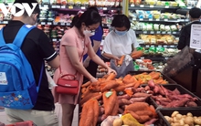 Thu nhập giảm, người dân TP. HCM vẫn chủ yếu mua hàng thiết yếu
