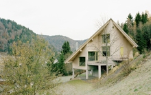 Nhà gỗ yên bình giữa rừng lá phong