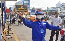 Đề xuất giảm thuế xăng dầu: Như muối bỏ bể!