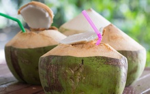 Uống nước dừa vào mùa hè tăng collagen nhưng cần tránh 7 “thời điểm độc” kẻo hại thân