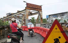 Hà Nội: Cầu Long Biên được lắp "mắt thần", dựng rào chắn lối lên khiến xe ba gác chịu thua