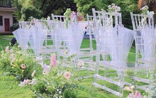 Chuẩn bị nửa năm cho đám cưới nhỏ, cô dâu chú rể có hôn lễ như phim: Chi tiết tỉ mỉ ở hàng ghế ngồi ai cũng trầm trồ!