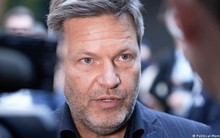 Phó Thủ tướng Đức tắm cực nhanh để tiết kiệm năng lượng