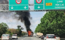 Xe khách bốc cháy ngùn ngụt trên đại lộ Thăng Long