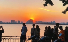 Giới trẻ Hà Nội rủ nhau đi ngắm hoàng hôn hồ Tây đông nghịt ngày cuối tuần: "Không đi là quá có lỗi với thời tiết rồi"!