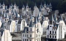 “Thị trấn cổ tích Disney” 4.600 tỷ có hàng trăm lâu đài thần tiên nhưng bước vào bên trong lại hoang tàn như thành phố ma