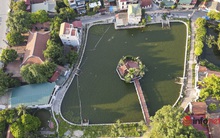 Hà Nội: Ao làng ô nhiễm được cải tạo thành 'bể bơi' rộng 7.000m2, ngày nắng nóng hàng trăm người đến tắm