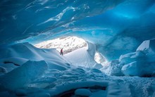 Nhiếp ảnh gia bất chấp gian khổ thám hiểm hệ thống hang động băng giá kỳ vĩ, vẻ đẹp trước mắt choáng ngợp đến khó tin