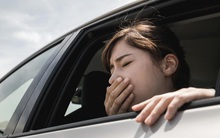 3 thao tác nhỏ nhưng cực hiệu quả khi đi xe ô tô dưới trời nắng nóng, giúp chị em chống sốc nhiệt ngày hè