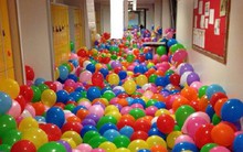 100 sinh viên bước vào một căn phòng đầy bóng bay, khi trở ra đều nhận được 1 bài học thấm thía!