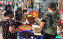 Tiểu thương bán đôi tạ rượu nếp, cả tấn vải hết veo ngày Tết Đoan Ngọ