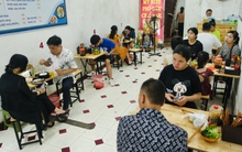 Hà Nội: Quán mì hải sản bán bằng niêu, doanh thu cả tỷ đồng mỗi tháng