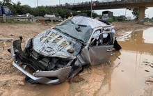 Ô tô Fortuner nát bươm sau va chạm Lexus