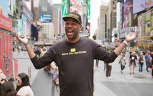 ‘Tôi bất thình lình trở thành một doanh nhân giàu có’: Từ kẻ thất nghiệp bị đuổi việc đến CEO chỉ ‘bán’ chỗ xếp hàng, thu về hàng chục nghìn USD mỗi tháng