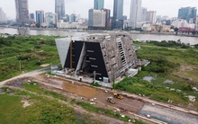 Cận cảnh Trung tâm triển lãm 800 tỷ đồng, nằm trơ trọi nhiều năm ven sông Sài Gòn