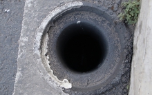 Hàng loạt nắp chắn rác trên cầu vượt Nguyễn Hữu Cảnh "biến mất"