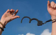 Chuyện ‘Cá chép hóa rồng’ ở tuổi 50: Bỏ ngang công việc bảo vệ ở toà án nhàm chán, vượt qua kỳ thi tư pháp, trở thành luật sư chuyên giúp đỡ người nghèo