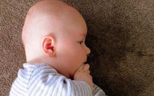 Trẻ thiếu canxi sẽ có 3 biểu hiện này khi ngủ: Bố mẹ nên lưu ý bố sung kịp thời để giúp con tránh khỏi 2 mối nguy hại này