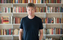 Tỷ phú 'vô gia cư': Có 2,9 tỷ USD nhưng không mua hay thuê nhà, tư trang chỉ có vài chiếc áo, mặc đến sờn rách mới bỏ đi