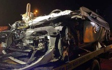 Ô tô con nát bét sau khi tông trực diện gầm container, 4 người thương vong