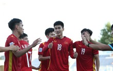 Chùm ảnh: Nhâm Mạnh Dũng đánh đầu xé lưới U23 Malaysia, mở cánh cửa vào tứ kết