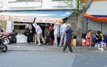 TP.HCM: Tiệm cơm gà xối mỡ nức tiếng nhờ nước sốt 'thần thánh', ngày bán 500 suất