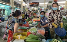 Giá cả tăng cao, người lao động cân đo đong đếm từng đồng