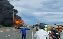 Chở 42 hành khách, xe khách giường nằm bốc cháy trên Quốc lộ 1