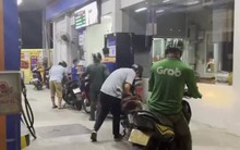 Xăng dầu giảm giá mạnh, xếp hàng chờ mua lúc nửa đêm