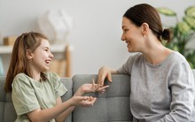 Chuyên gia tâm lý học trẻ em: Đây là 4 điểm làm nên sự khác biệt giữa những đứa trẻ mạnh mẽ và những đứa trẻ “thích bỏ cuộc"