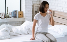 Ly nước đầu tiên trong ngày rất quan trọng nhưng nên chọn chanh mật ong hay nước muối loãng mới THỰC SỰ TỐT?