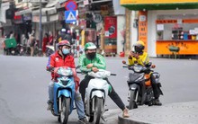 Mưa tăng giá cước, nắng thu phụ phí: "Loạn" cước xe công nghệ?