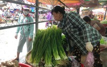 Thời tiết thất thường, giá rau xanh đắt ngang thịt heo